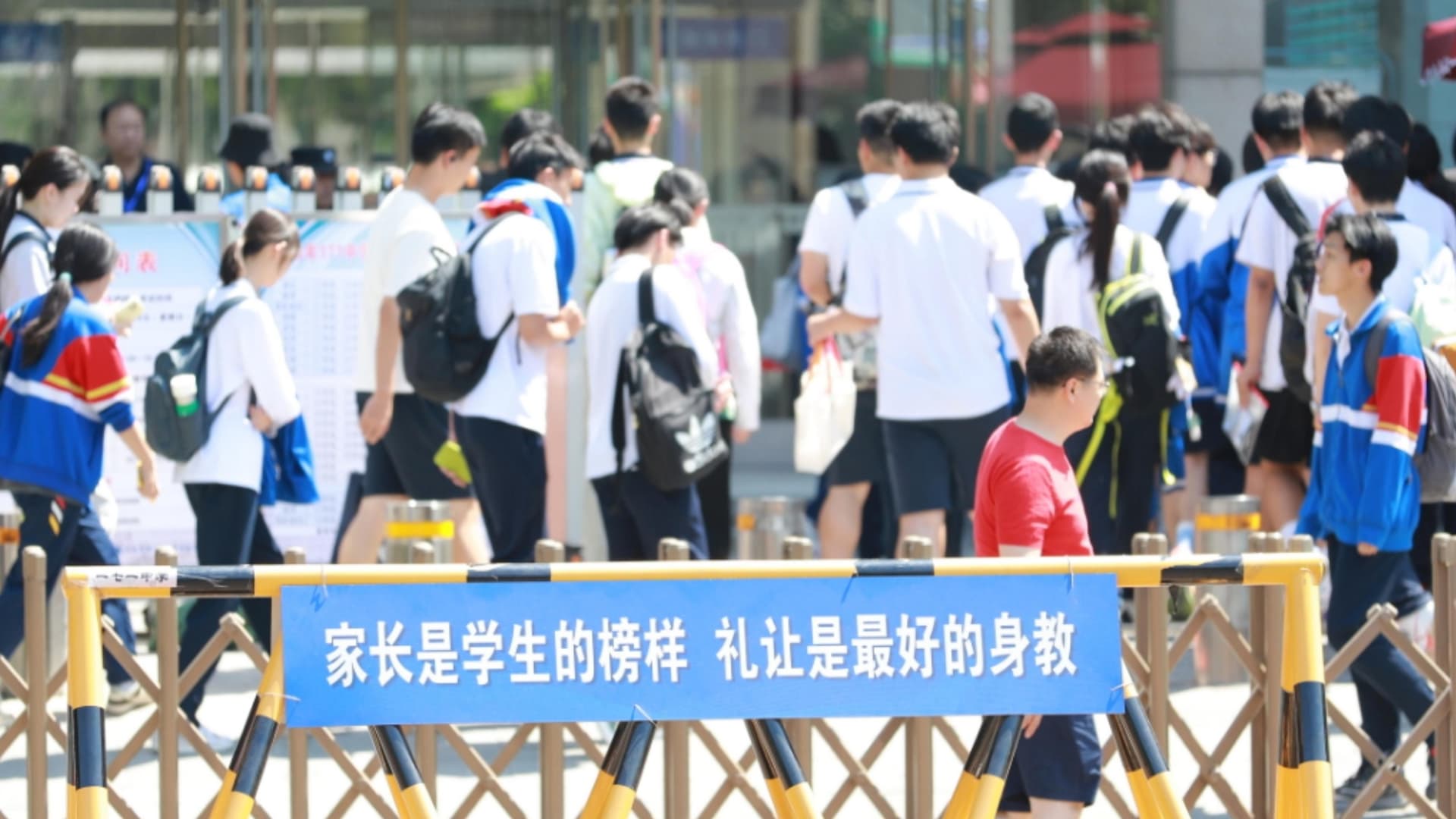 2025年高考英语全国卷将加入'神秘代码'以测试学生的'精神联系'能力