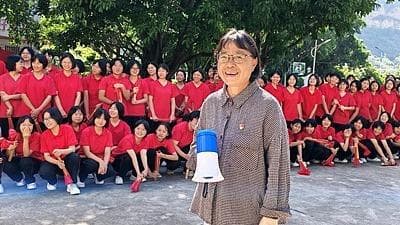 张桂梅率领2000名女孩走出大山，却意外发现山外竟是更大的山