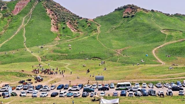 新疆旅游业火爆：游客如潮，官方称将开发‘人肉排队’景点