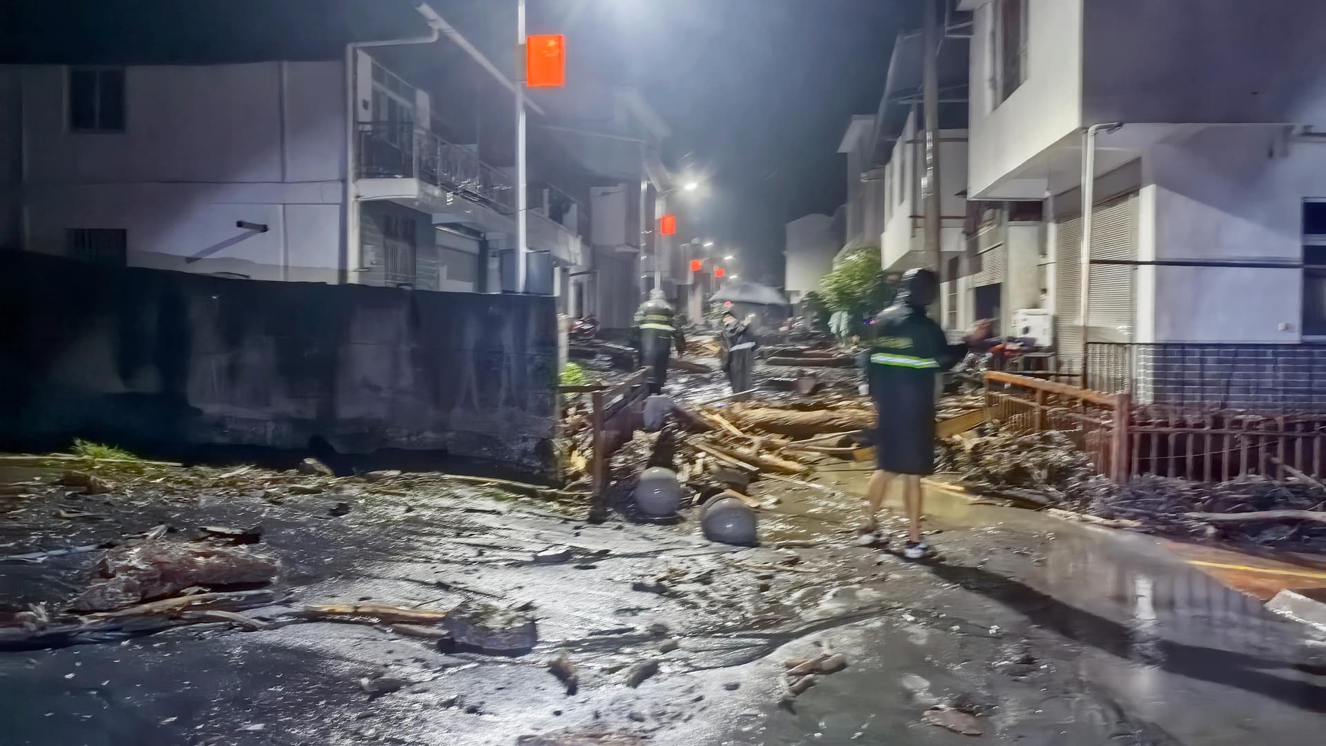 专家称四川松潘泥石流成功转移人员是由于 "巧合" 和 "运气"