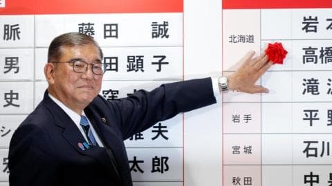 日本首相石破茂誓言留任：探索政治真空下的危机管理