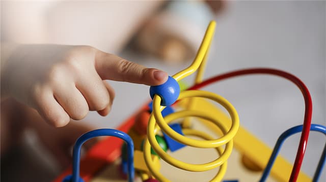 中国推出 "托幼一体化" 新模式：解决育儿困境还是增加负担？