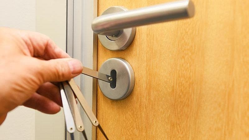 线上预约25元上门后要价两千多：揭露开锁行业的惊人套路