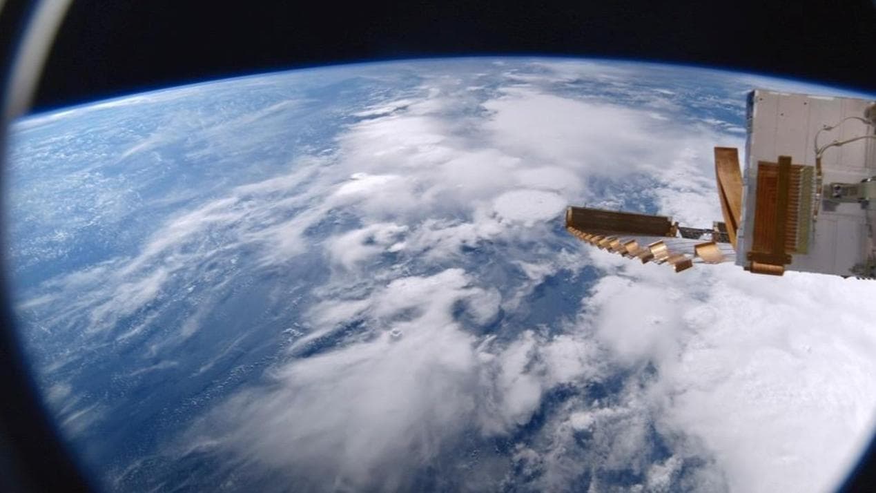 全球电影热潮：《窗外是蓝星》票房破4000万，引发观众深刻思考