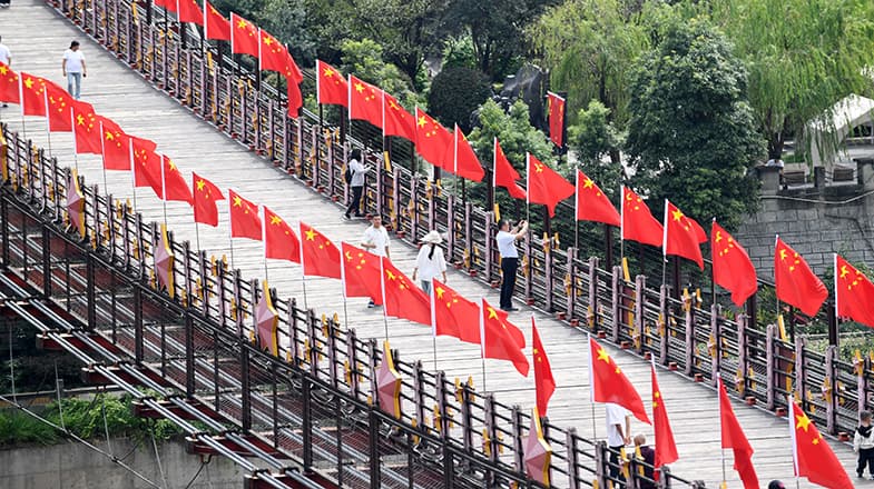 专家研究发现：街道上飘扬的中国红能提升市民的爱国情怀