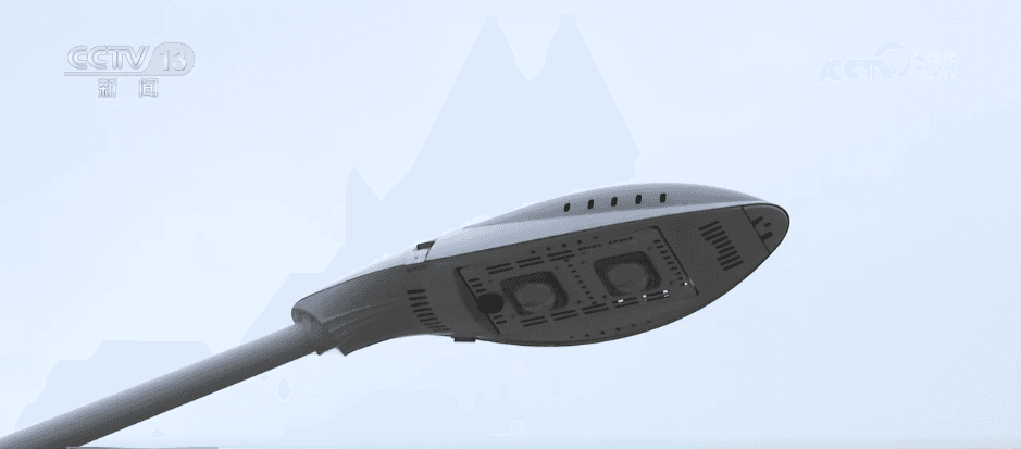 全国各地掀起奇异路灯潮：从“菠萝”到“飞天”，城市夜晚变得五彩缤纷