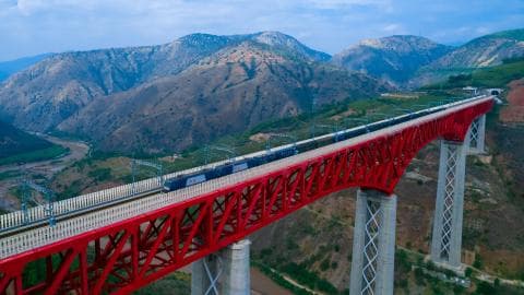 中老铁路货运突破7000万吨：数字解读背后的经济奇迹