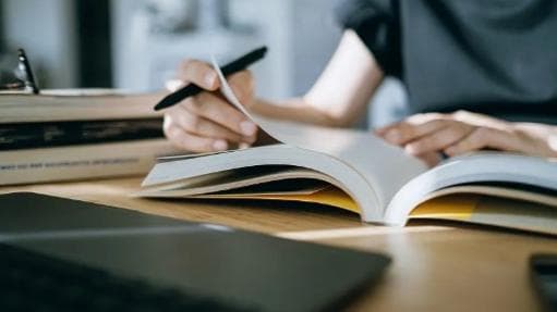 国考打破“35岁上限”，引发全民反思：是否能彻底告别“以龄取人”？