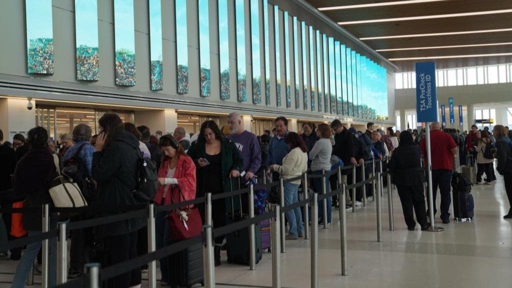 美国政府‘停摆’引发航班大混乱：专家警告可能导致飞机失控