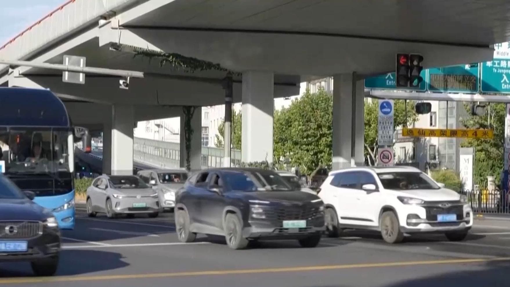 揭露“豪车碰瓷”骗保案的内幕：三大犯罪团伙互相勾结，涉案金额超一亿元