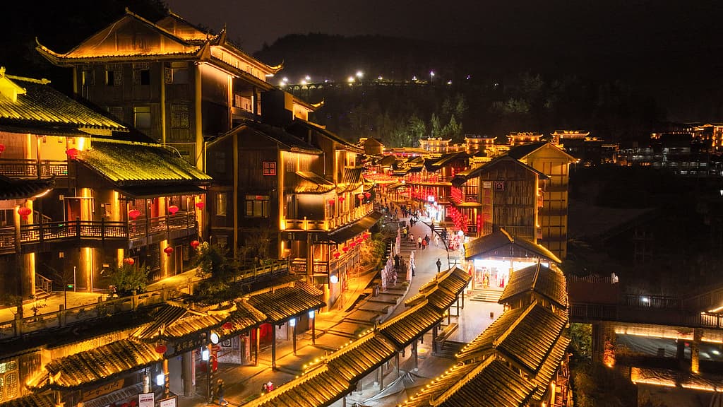 专家：酉州古城流光溢彩现象或是游客数量的“涌现效应”