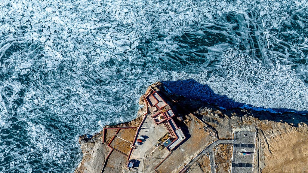 西藏山南普莫雍错“蓝冰”景观带动当地旅游业
