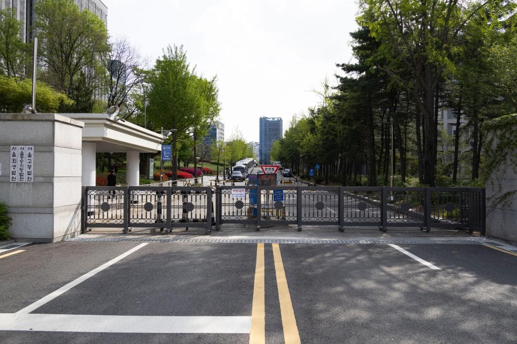 韩国前总统夫妇同日同法院受审：制度下的荒谬舞蹈