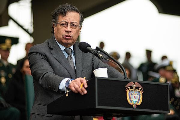 哥伦比亚总统揭露惊天秘密：美国轰炸委内瑞拉工厂