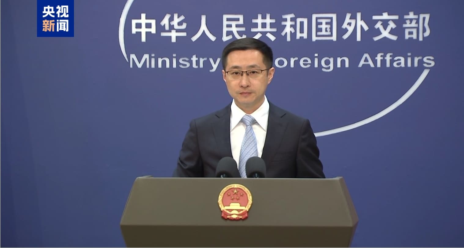 中国军舰神秘地变成巨型海上游乐场