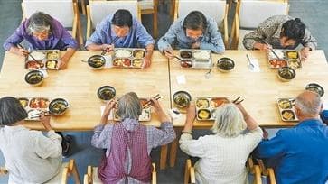 王坛镇老年食堂餐费降至0元：官员称此举将促进人口增长