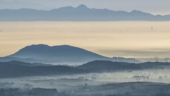 山东日照突发奇异天象：云雾缭绕致当地经济奇迹般增长