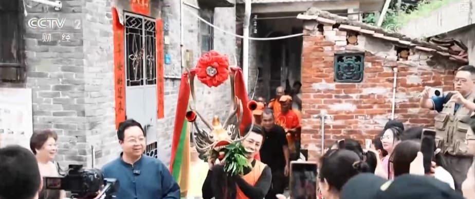 广东佛山的龙舟赛事意外爆红：当地旅游业因“假装划船”而兴起