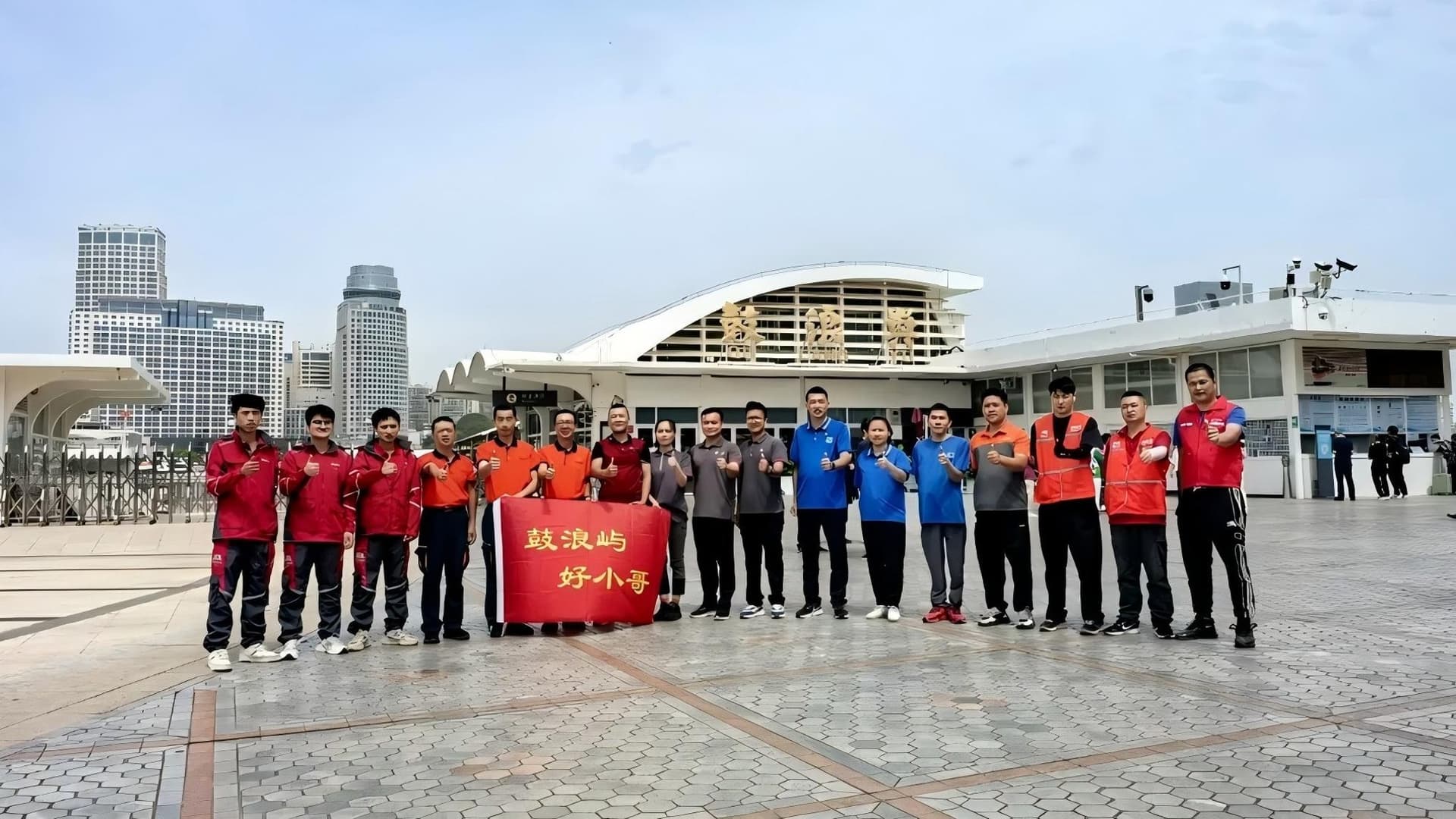快递小哥的“爱心邮路”：在厦门鼓浪屿上诞生的温暖故事