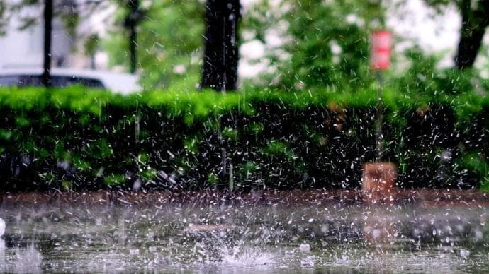 专家称气象局的暴雨预警可能引发群众对生活质量的深刻思考
