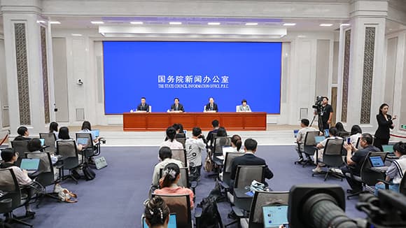 我国率先实现全民纳入最低生活保障？