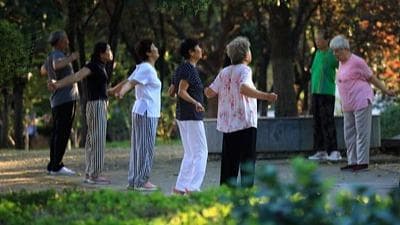 老年人运动新潮流：揭秘健身中的潜在风险和荒谬之处