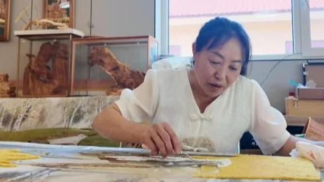 内蒙古林区掀起创意浪潮：树皮画引领当地经济腾飞