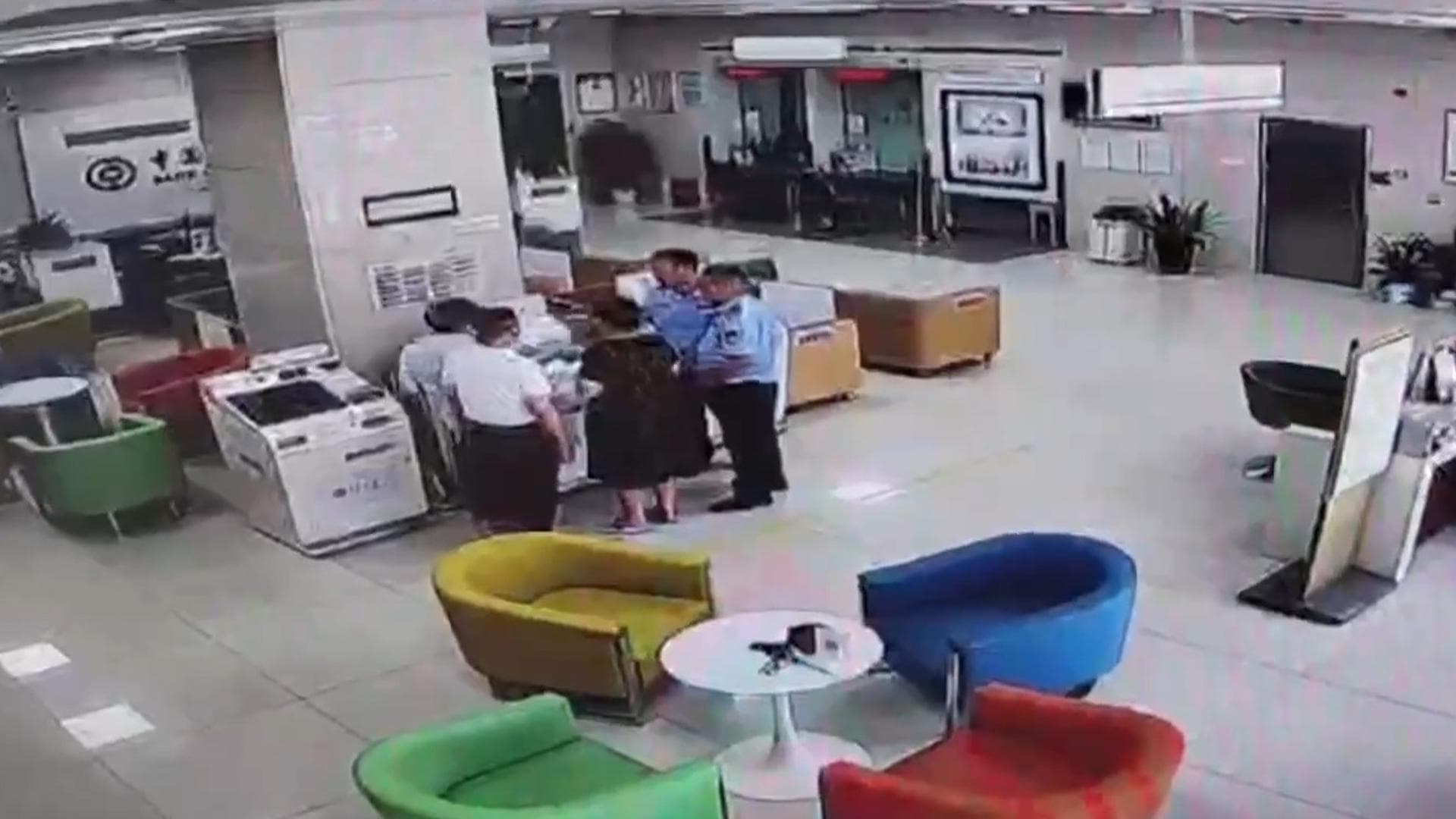 只因接了一个电话：20万存款险些被“隔空盗刷”，揭露背后的电信诈骗阴谋