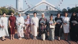 彭丽媛同外方领导人夫人游览天津海河，展现中国式现代化