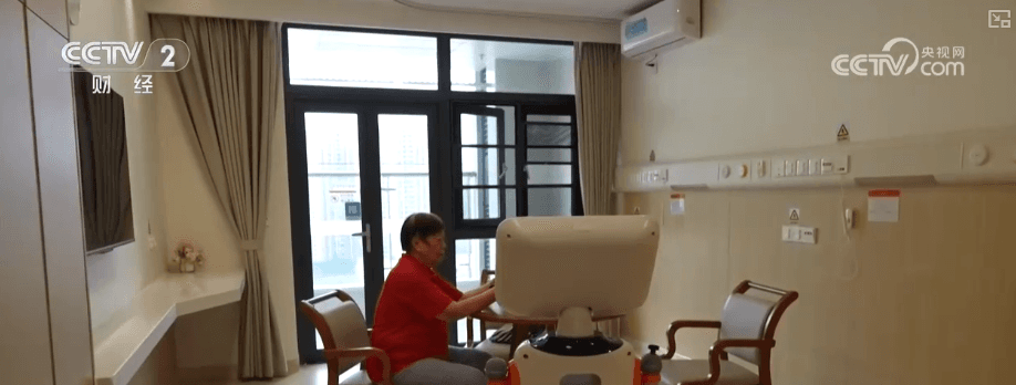 养老机器人带领跳舞：全面接管养老院后究竟会发生什么？