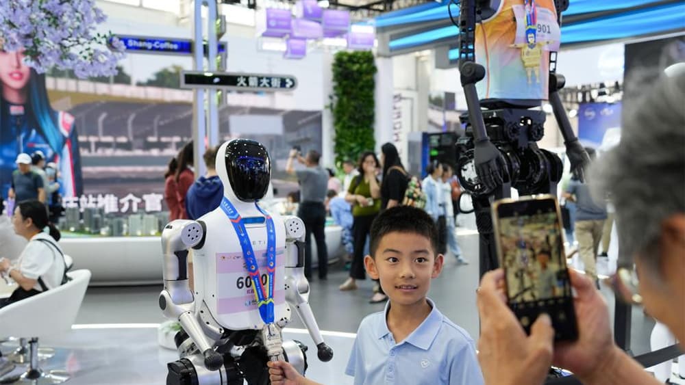 2025年服贸会上引入AI换装拍照及可穿戴设备，开启文旅服务的新时代