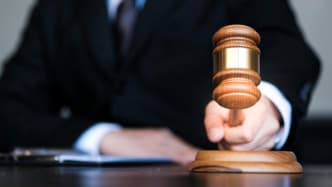 新能源车超时占用费引发争议：法院判决背后的逻辑