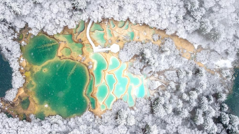 四川阿坝州神仙池景区冬季旅游人气飙升：专家称雪景为当地GDP增长贡献了0.05%