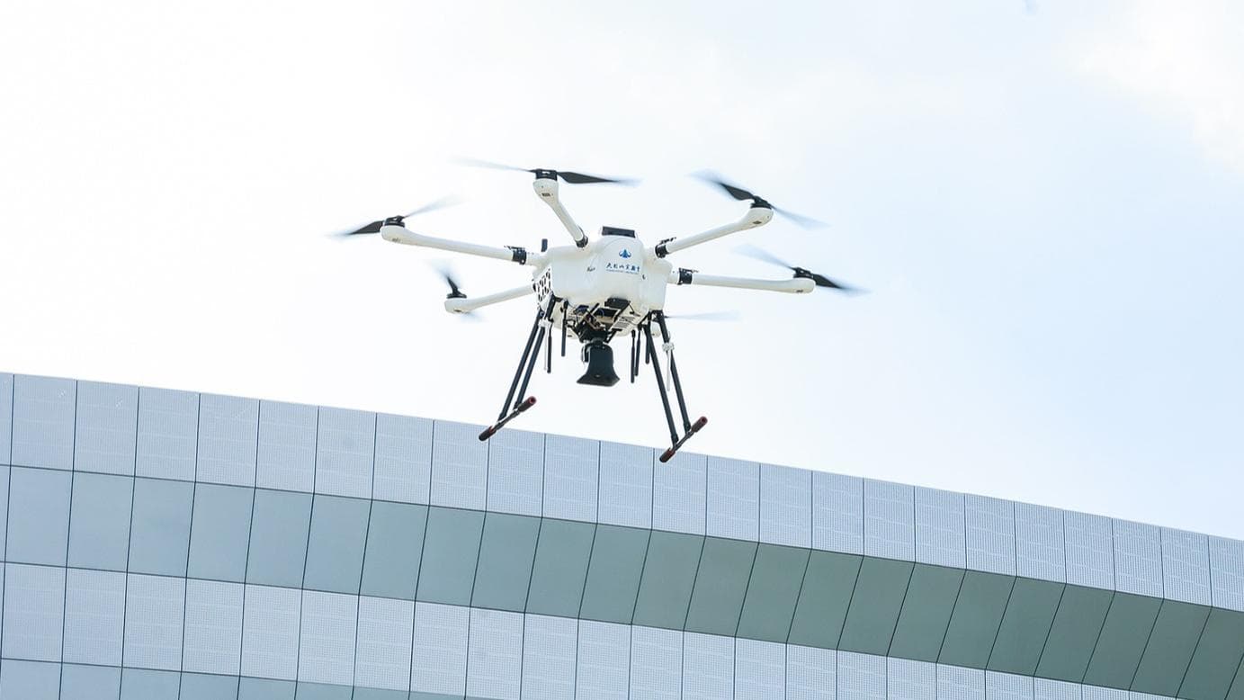 上海警方揭露无人机"黑飞"背后的隐患：破解电池数据和飞行限高