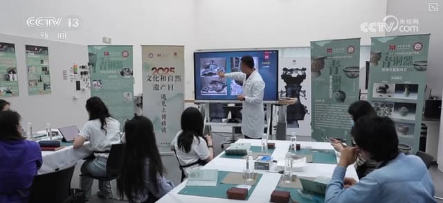 上海博物馆的“裸展”成巨大成功：观众们对文物着迷，为防止过度亲密采取了极端措施