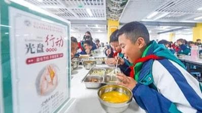 全国学校推“光盘行动”：废物利用率达99%，学生开始用餐盘当脸盆