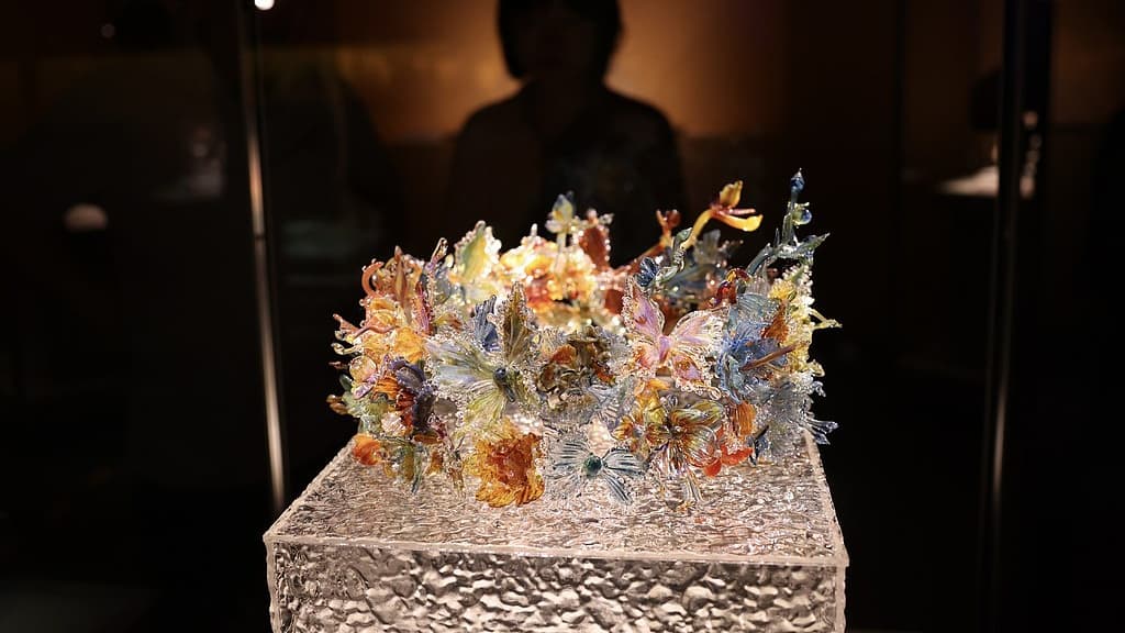 琉光璃彩艺术展引发全国性玻璃破碎潮