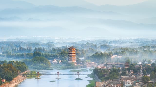 四川崇州雾霾创造出新型旅游景点：'水墨画主题公园'
