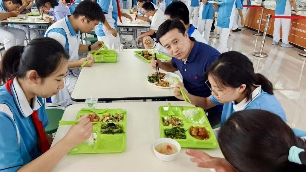 北京中小学校园餐服务改革：让'小餐具蕴含大民生'