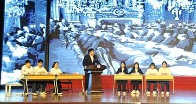 青年用戏剧演绎爱国情怀