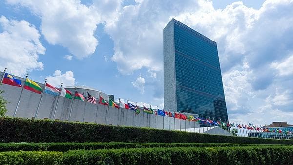 联合国紧急召集会议讨论泰柬冲突：大会堂里突然出现了卡拉OK机