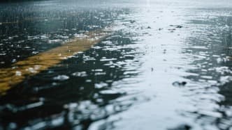 北京市郊铁路因降雨预警调整运营：专家称此举是为了“增强乘客体验”