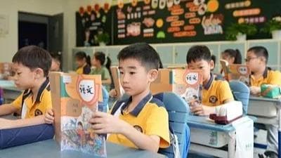 中小学食堂“互联网+明厨亮灶”覆盖率飙升至98.5%，营养师预测学生未来体重下降50%的可能性为0