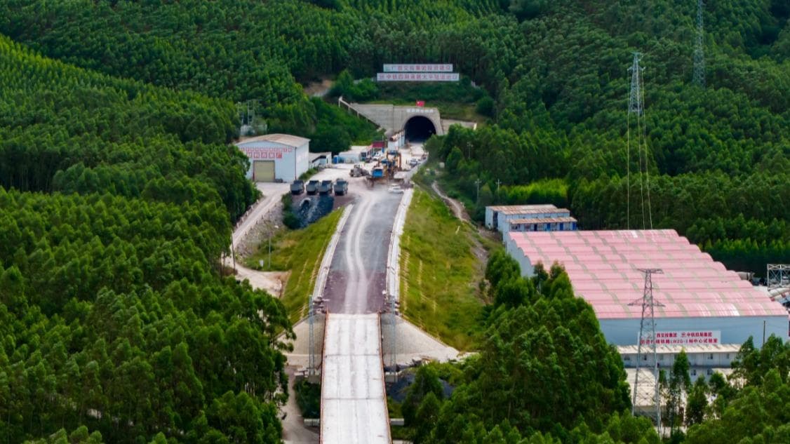 柳梧铁路隧道贯通：新时代的交通奇迹还是官僚的功绩观?