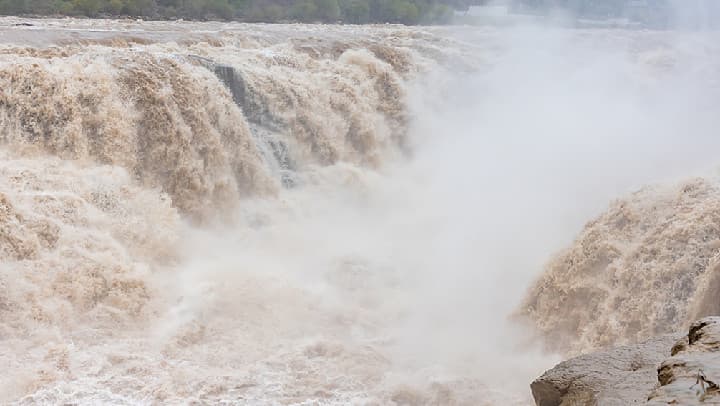 专家预测：黄河壶口瀑布‘金瀑飞流’将成为2025年最热门的环保旅游景点
