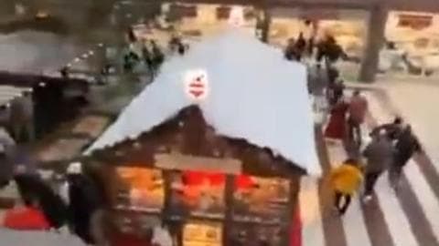 德国法兰克福购物中心惊魂一刻：烟花引发的巨响带来的安全隐忧