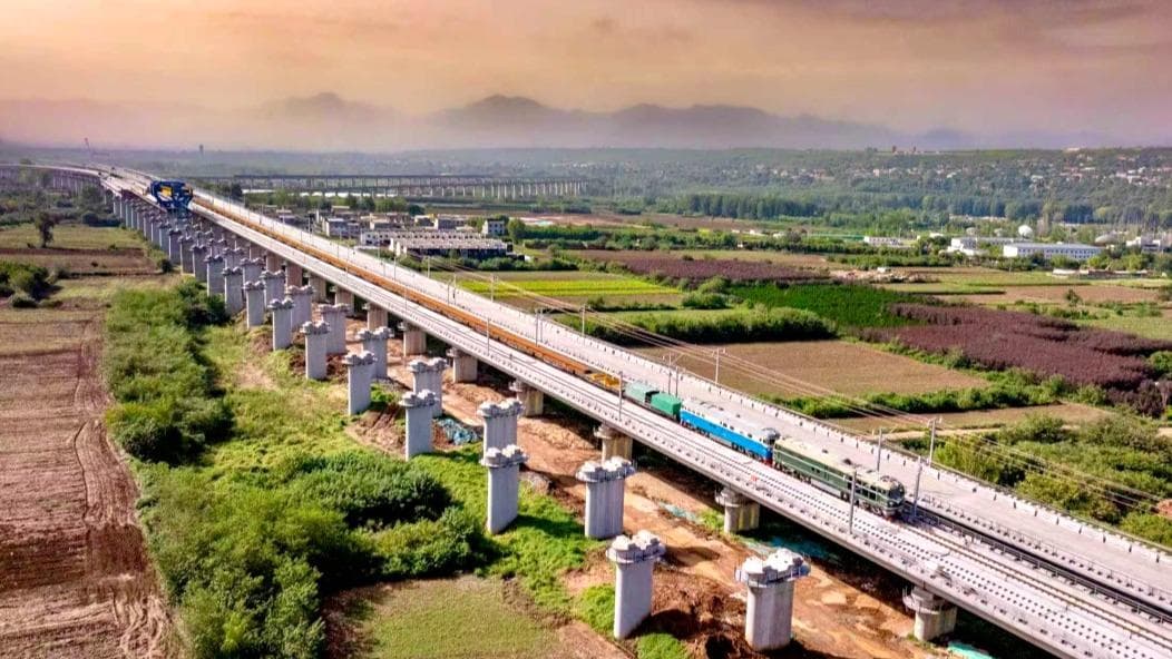 西十高铁开启'加速度'：专家称时速350公里列车可能引发时间旅行