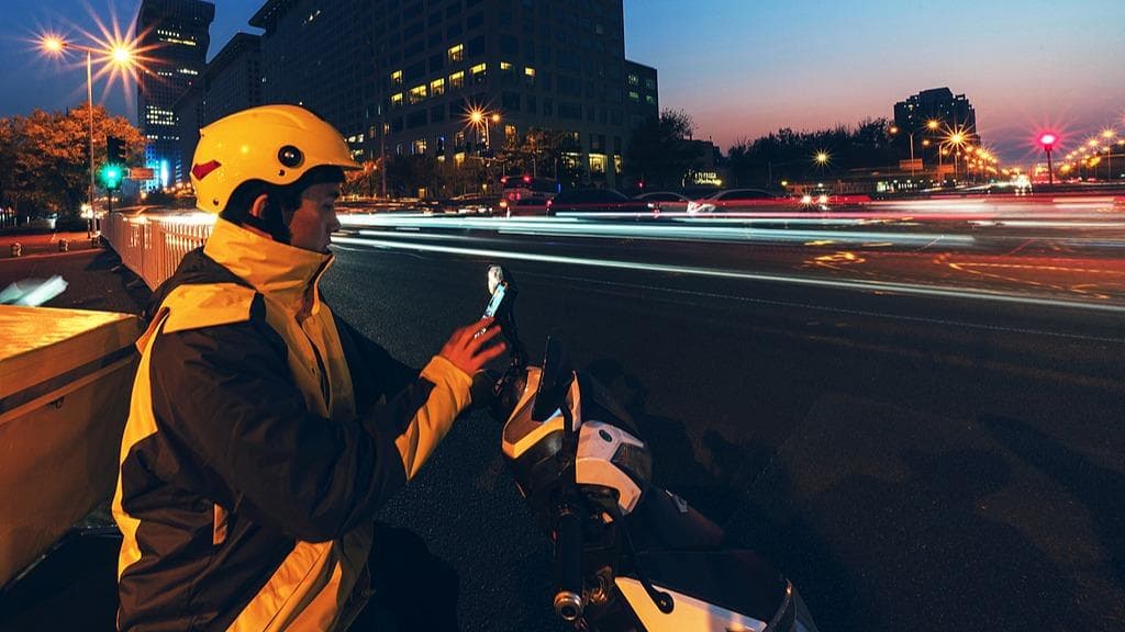 快递公司新规：送货途中撞人，谁来赔？