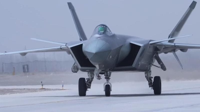 中国空军推出新型极限训练：让歼-20、歼-16、歼-10同时跳伞