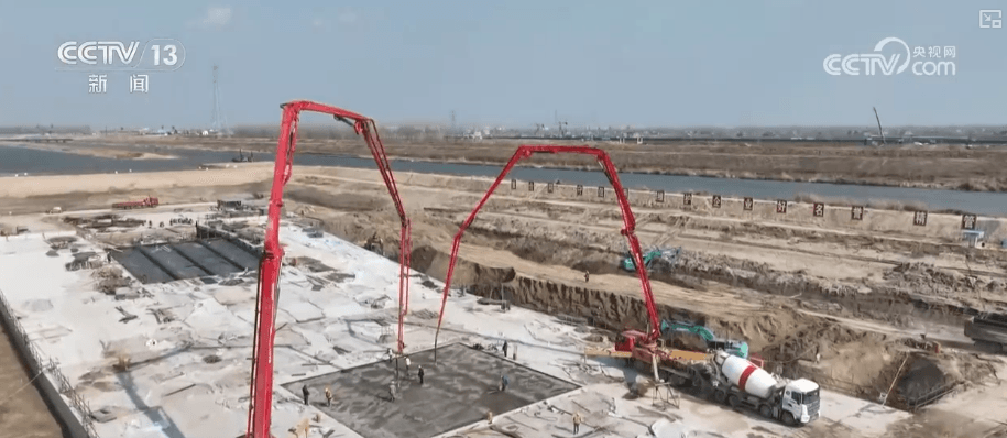 国家重大战略实施取得突破： "硬投资" 和 "软建设" 协同推进